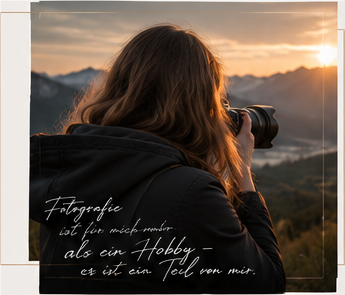 Fotografin bei Sonnenuntergang in den Bergen