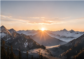 Berglandschaft im Sonnenaufgang